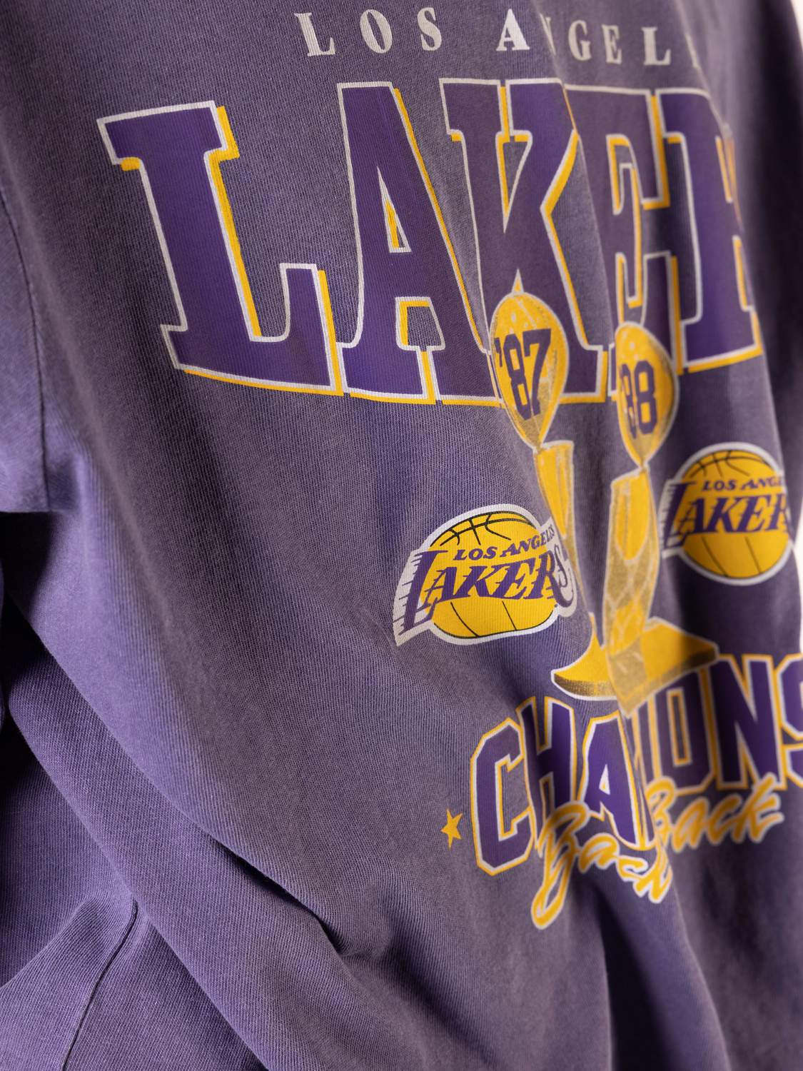 L.A. LAKERS VINTAGE CHAMPS TROPHY TEE